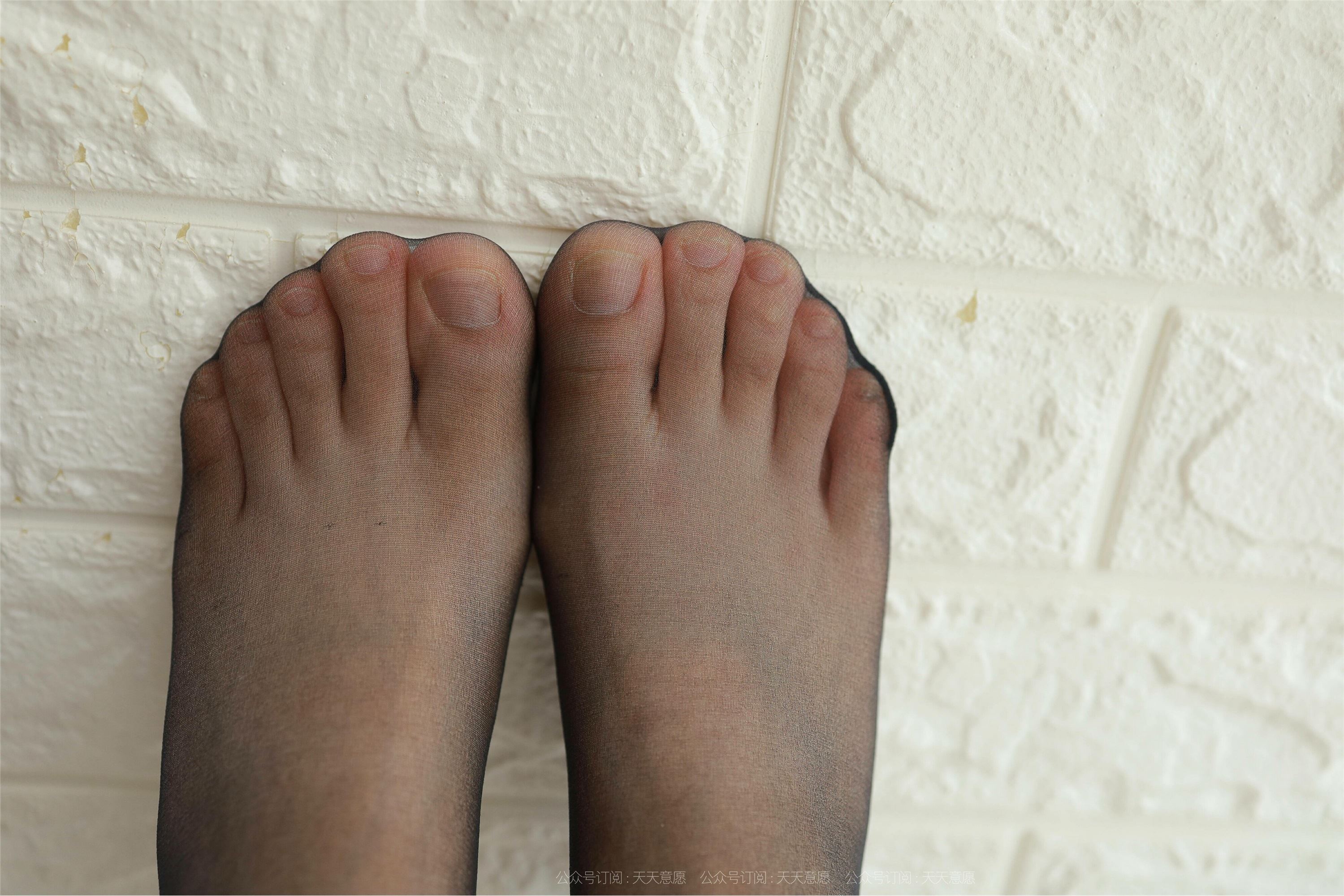 IESS异思趣向  2021.08.31 丝享家905：小婕《金色吊带裙》